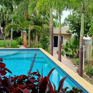 Hibiscus House **** Jan Thiel